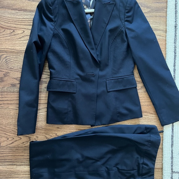 Ladies navy blue Nine West pant suit - Picture 4 of 4